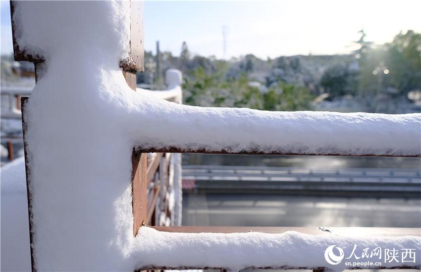 11月6日晚，古城西安迎来2021年第一场雪。吴超摄