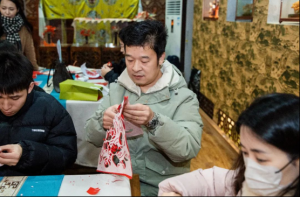陕西省王春玲特级教师工作室开展非遗传承献爱心公益活动