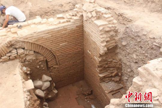 吉尔吉斯斯坦一座千年古墓发现诸多中国元素