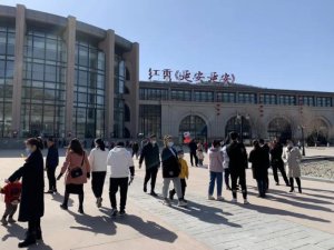 �Ӱ���԰�Ļ��㳡���³����˳���������ζ���ɣ�