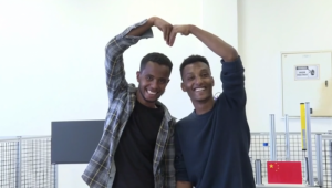 ��һ������ϰ��ϯ�����ƶ��£��зǸ��������빲